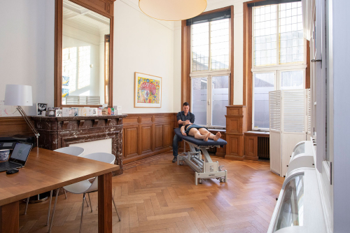 Behandelkamer van de praktijk in Den Haag